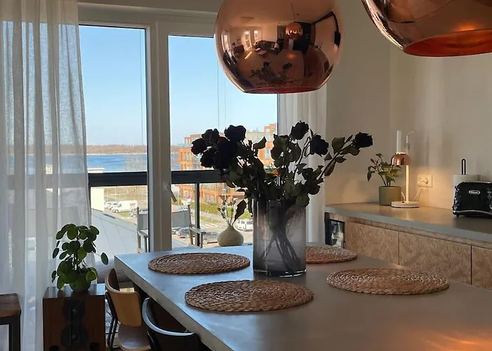 Seaview Getaway. Free Parking! *