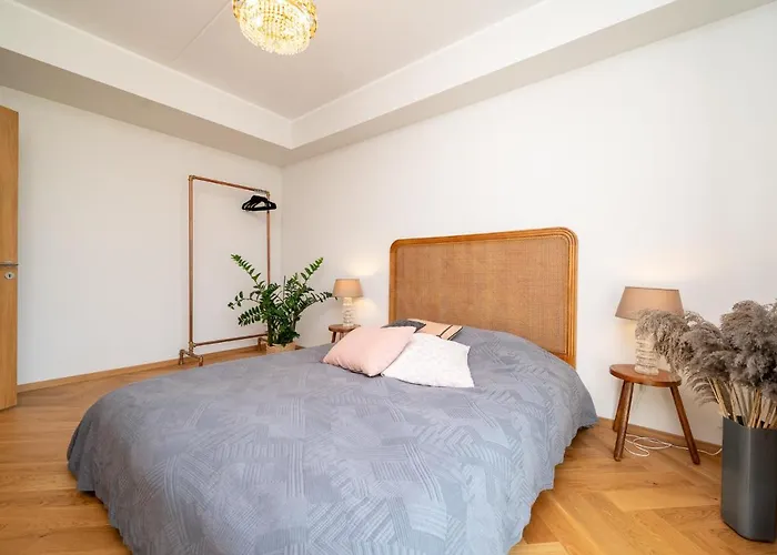 Seaview Getaway. Free Parking! *