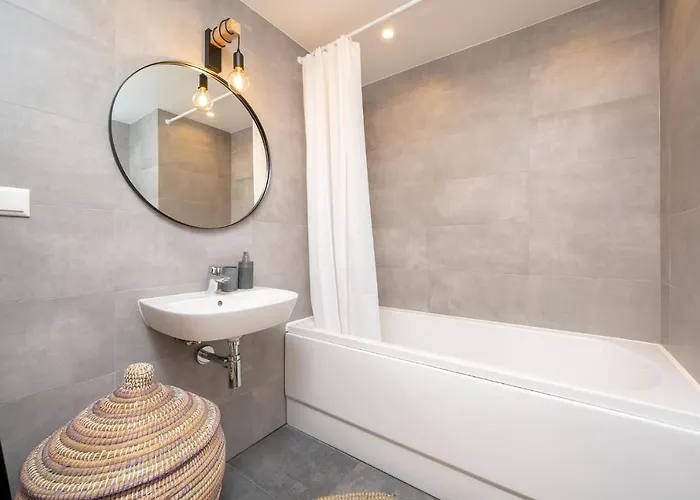 Seaview Getaway. Free Parking! Daire